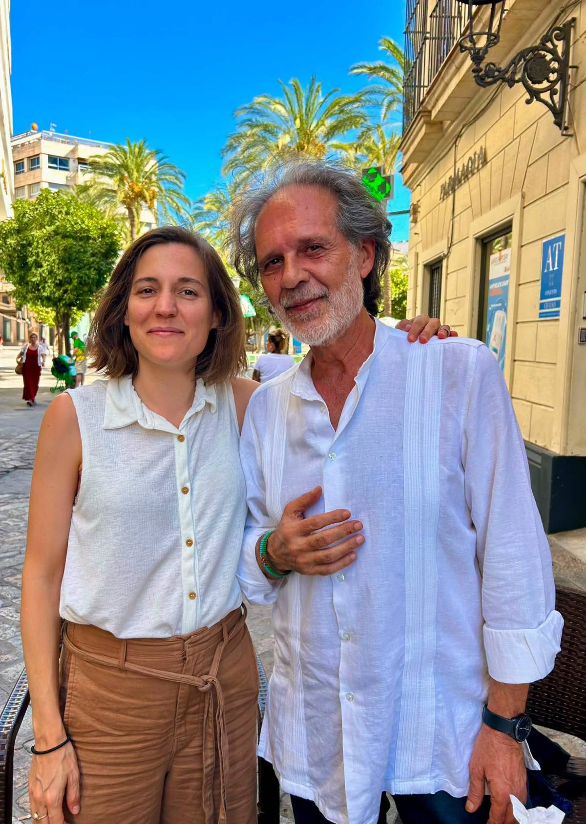 Carla Simón junto a Joaquín López Bustamante durante su visita a Jerez