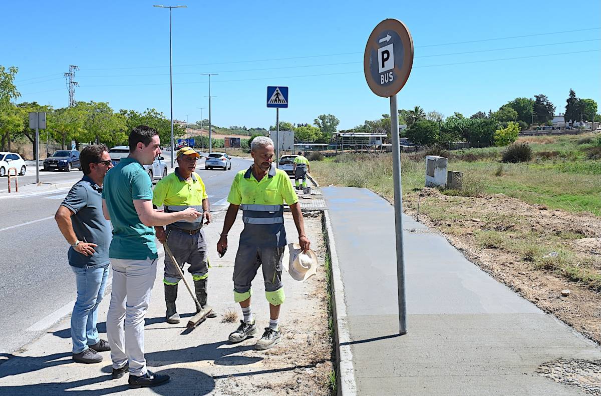 Jerez habilita cuatro refugios para quienes esperan el autobús: adiós a subirse al transporte público "prácticamente en el campo"