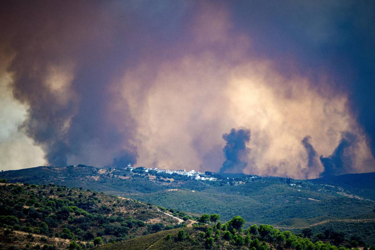 El incendio de Niebla, en Huelva, ha arrasado ya 8.000 hectáreas y pone en prealerta a vecinos de municipios de Sevilla