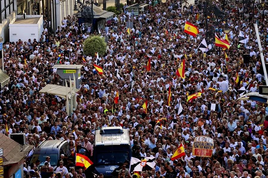 Miles de ceutíes en la Plaza de la Constitución de Ceuta en una multitudinaria manifestación.