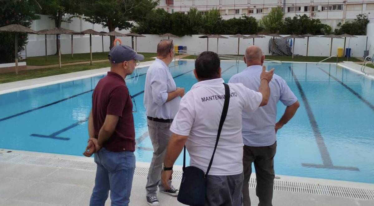 El 'reto marrón' llega a Medina y obliga al cierre de la piscina municipal: hacen sus necesidades en el agua