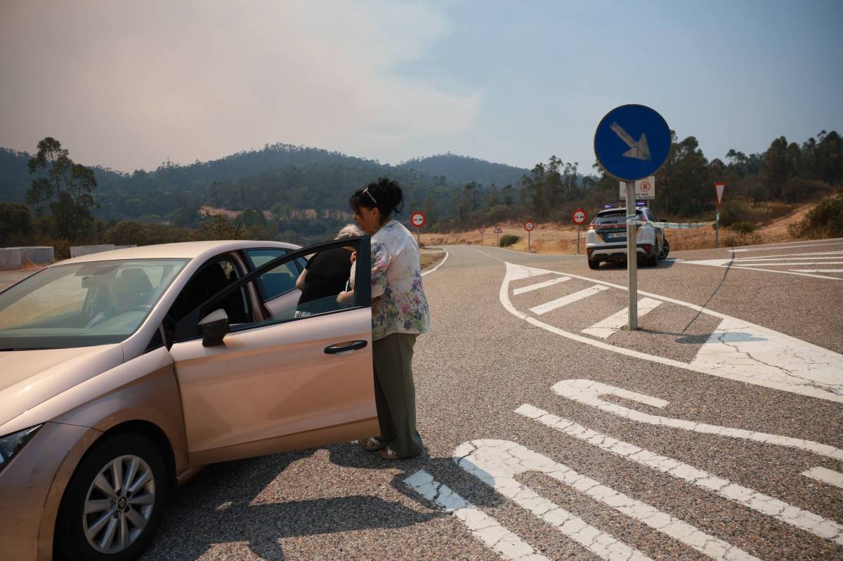 Una vecina de El Madroño (Sevilla), en plena evacuación por el incendio de Niebla: 