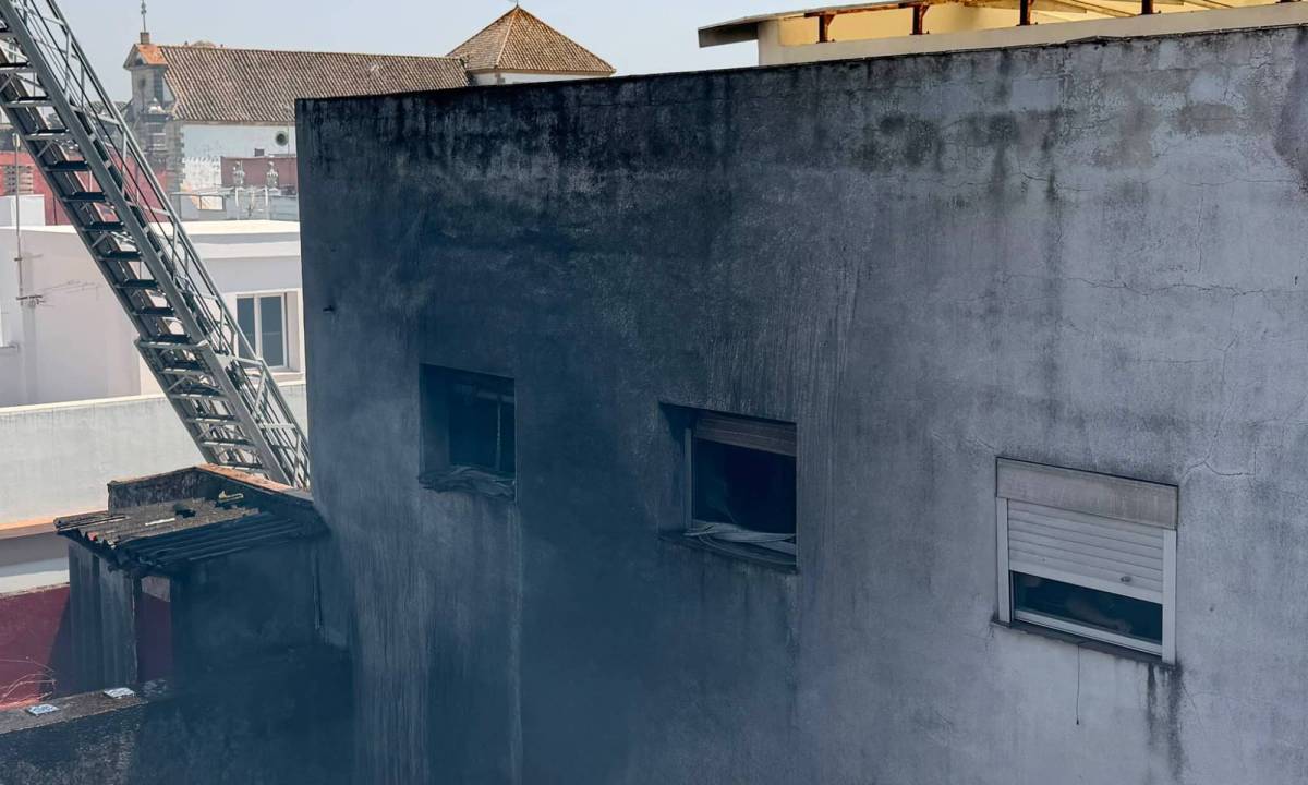 El incendio de la calle Chanca 29 de El Puerto controlado - El incendio de la calle Chanca 29 de El Puerto controlado