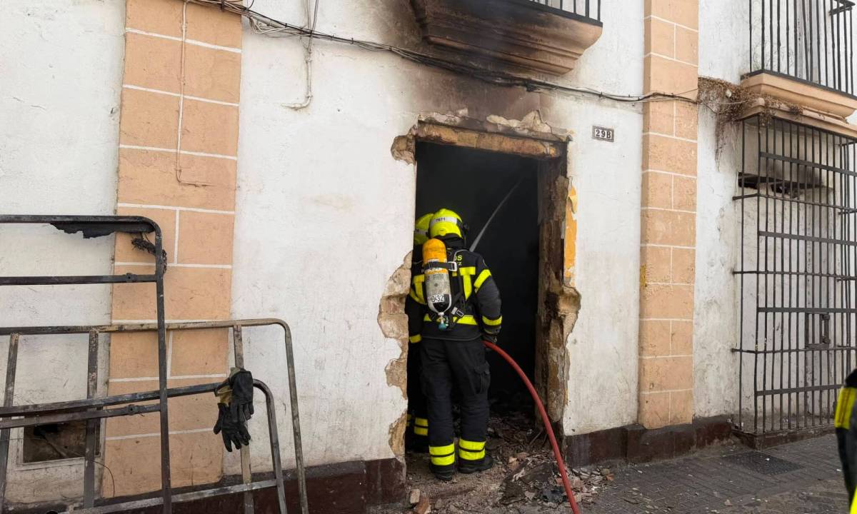 El incendio de la calle Chanca 29 de El Puerto controlado - El incendio de la calle Chanca 29 de El Puerto controlado