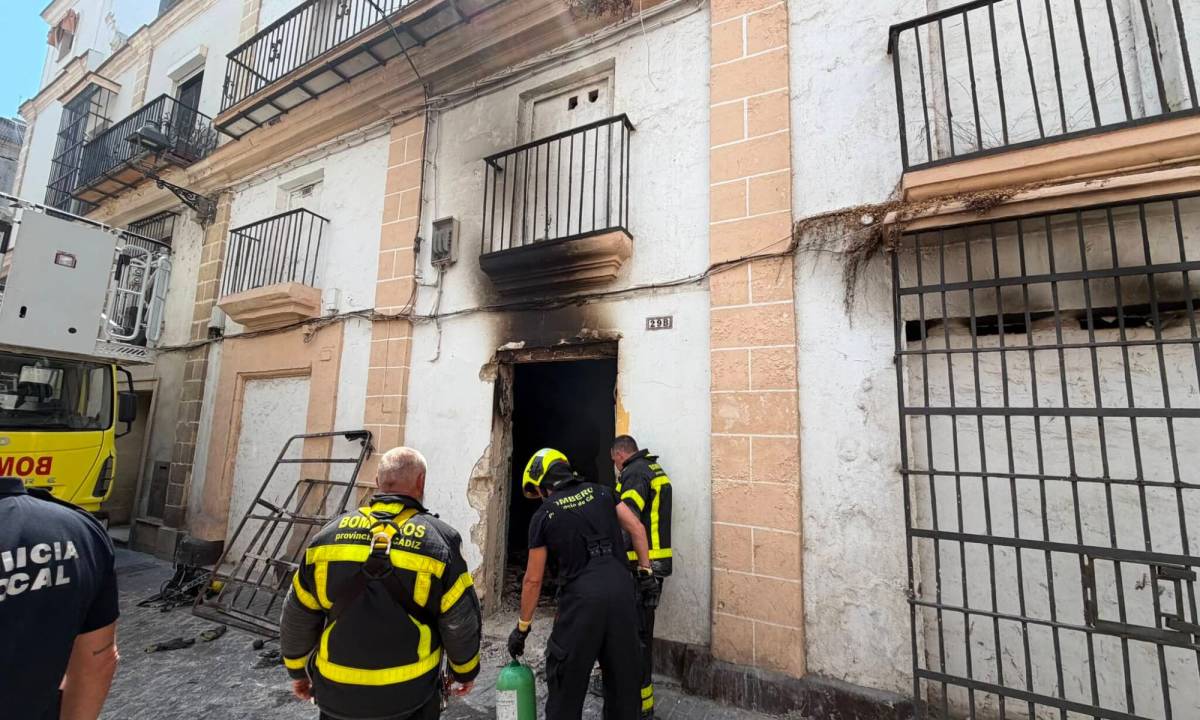 Un nuevo incendio en un edificio ocupado de El Puerto: la calle sigue cerrada a la espera de ser tapiado