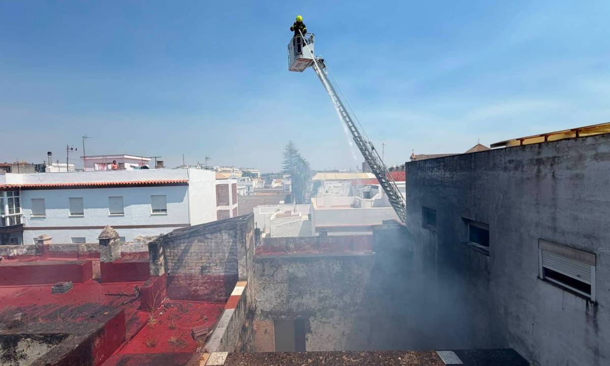 El incendio de la calle Chanca 29 de El Puerto controlado - El incendio de la calle Chanca 29 de El Puerto controlado