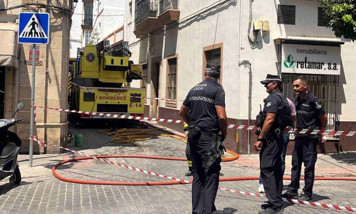El incendio de la calle Chanca 29 de El Puerto controlado - El incendio de la calle Chanca 29 de El Puerto controlado