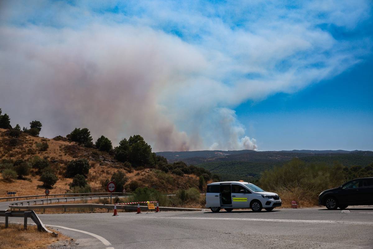 Un cambio de vientos, cerca de dar una oportunidad única hasta ahora para actuar contra el incendio de Niebla