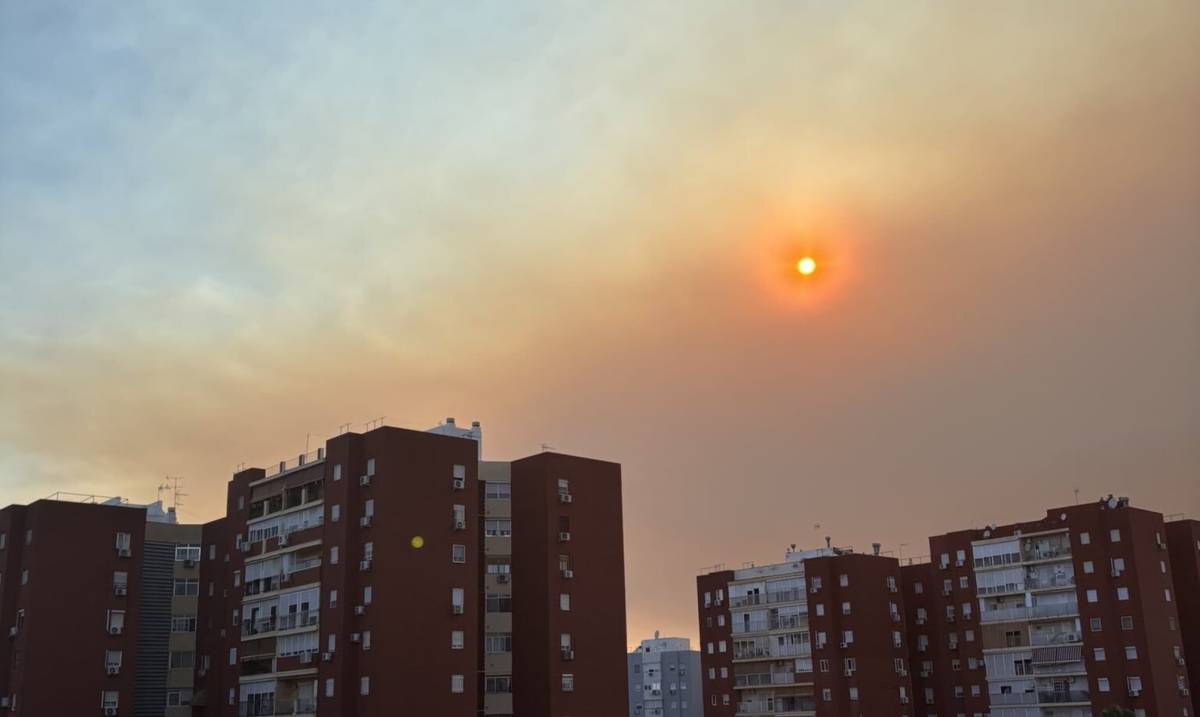 Una lengua de humo y ceniza del incendio de Niebla alcanza la provincia de Sevilla