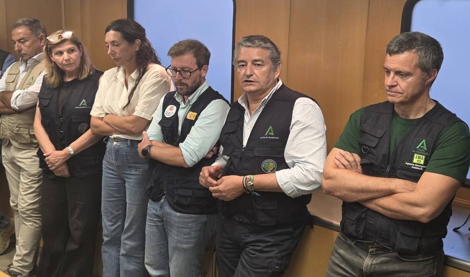 Reunión de autoridades en el Puesto de Mando Avanzado desde donde se coordina las labores de extinción del incendio. - Reunión de autoridades en el Puesto de Mando Avanzado desde donde se coordina las labores de extinción del incendio.