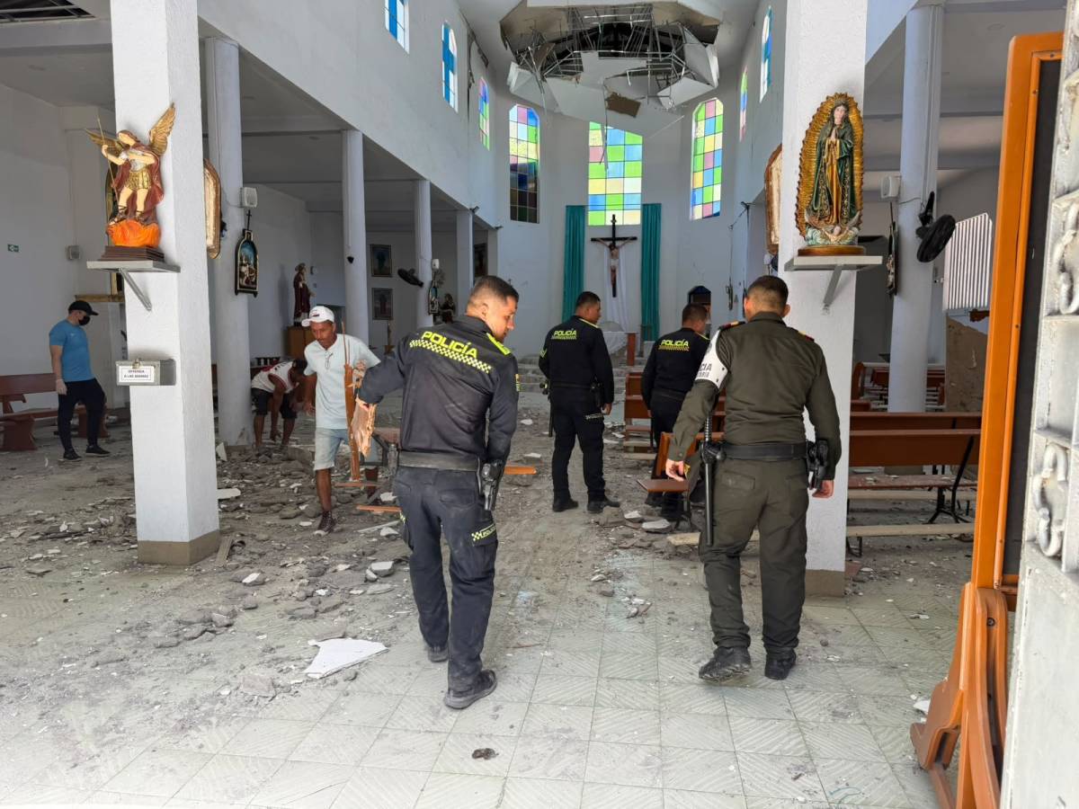 Inspección en el interior de una iglesia. - Inspección en el interior de una iglesia.