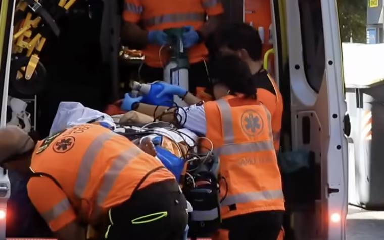 Identificado el joven de 21 años que se precipitó desde una azotea y cayó en la terraza de un bar sobre dos personas