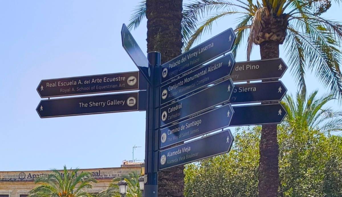 Cambio en las calles de Jerez: adiós a las señales de 'colorines' por otras de un estudio catalán y estilo más sobrio