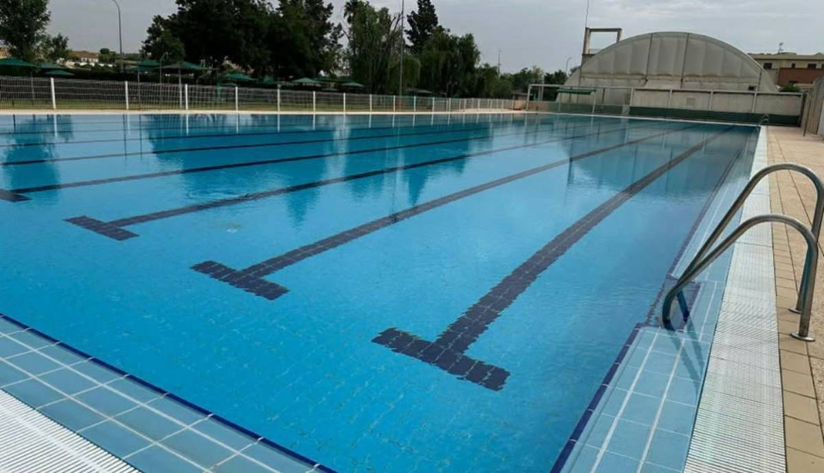 Defecan en una piscina municipal de Sevilla y obligan a cerrarla en plena ola del viral  'reto marrón', un día después de Medina