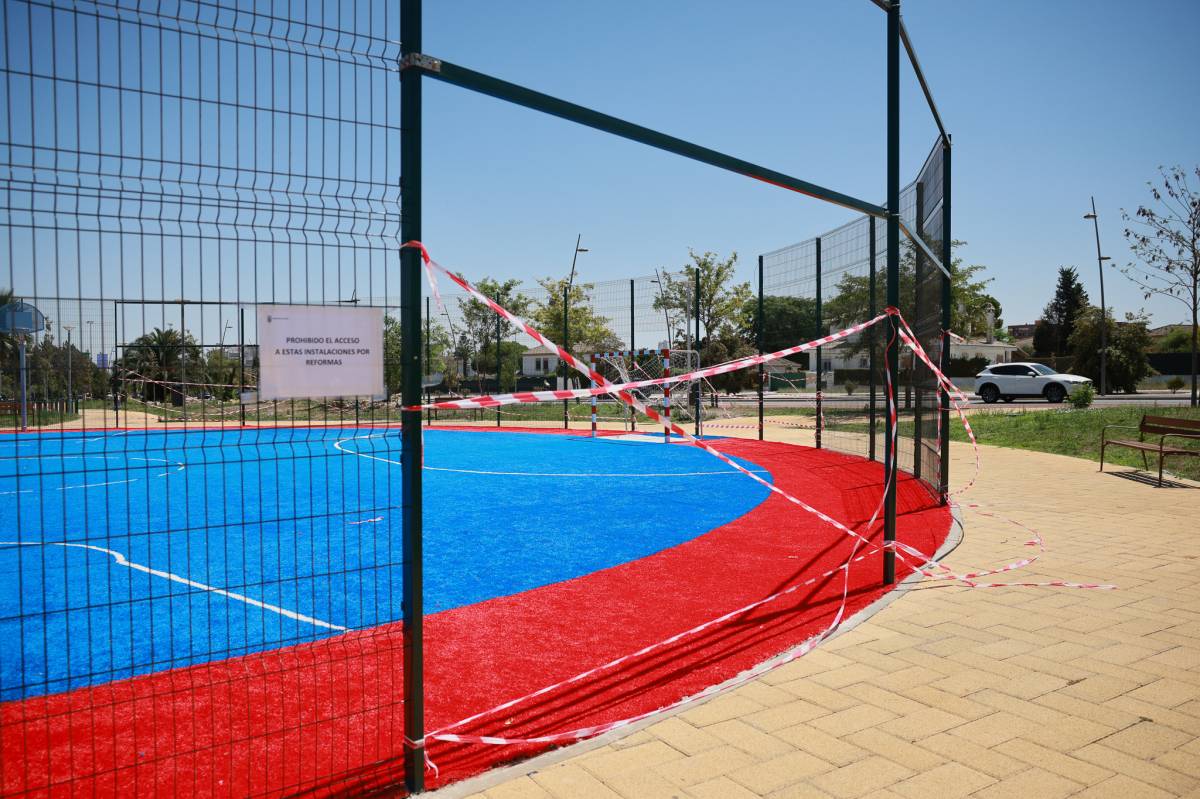 El parque infantil y deportivo al Norte de Jerez: ya sufre daños en menos de seis meses y los balones caen a la carretera