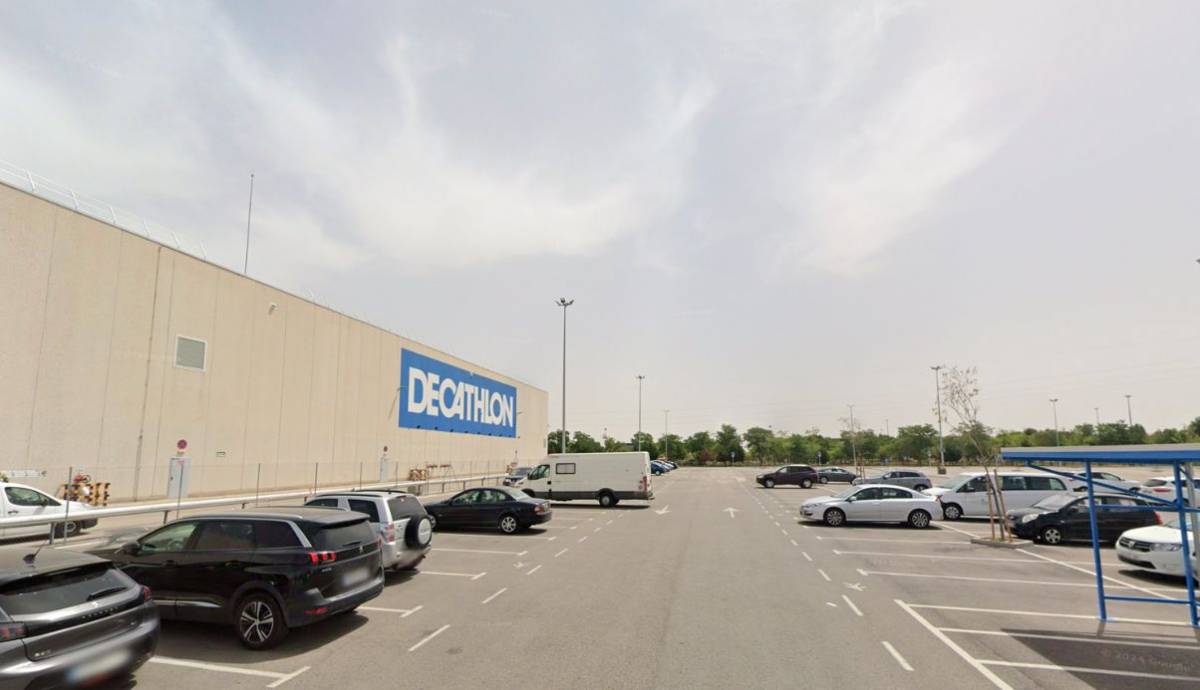 Entran a robar en un Decathlon con hachas y extintores en plena jornada de ventas: amenazas a clientes y empleados