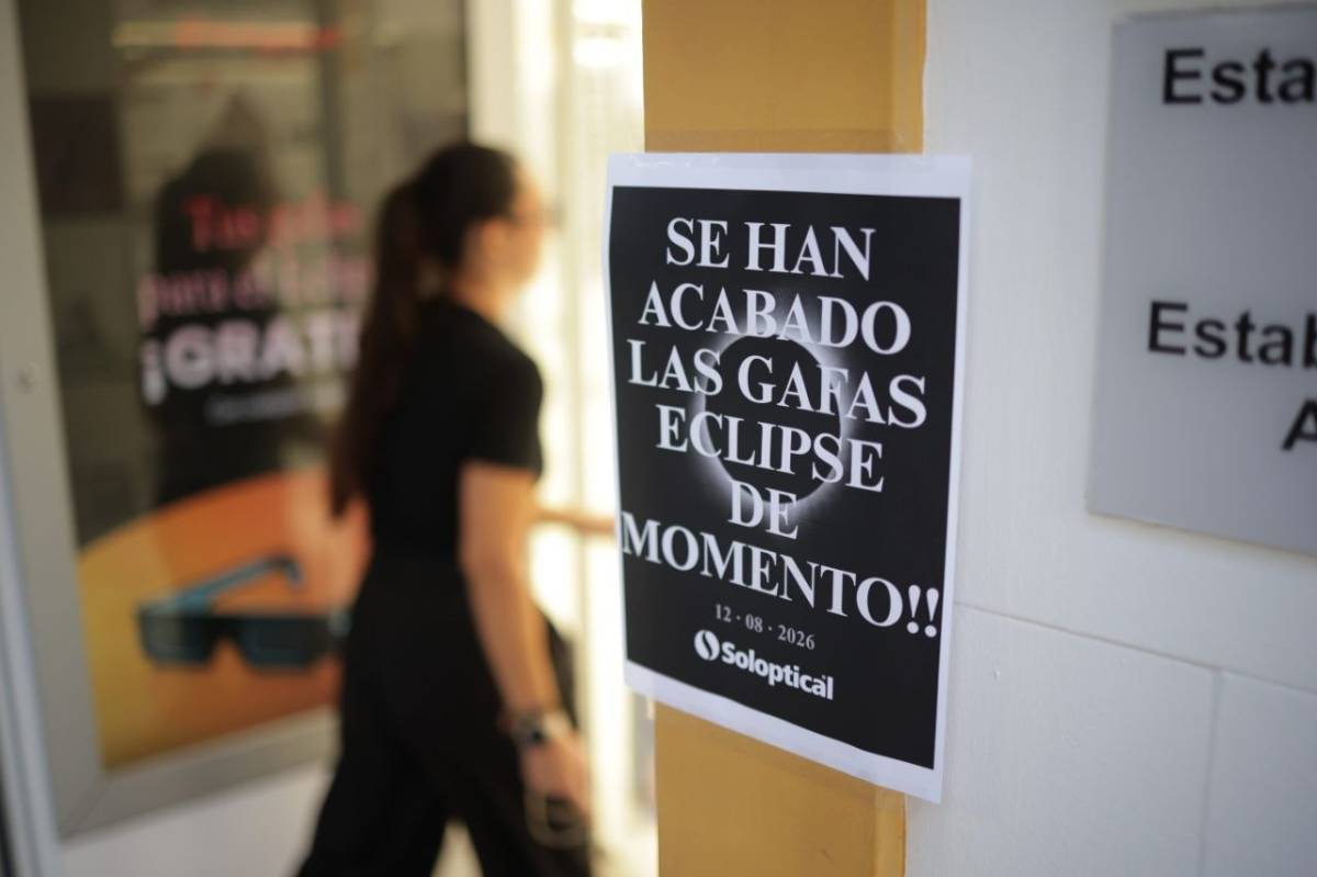 Mucha gente acude agobiada de última hora a buscar gafas para el eclipse: los negocios, desbordados y con carteles