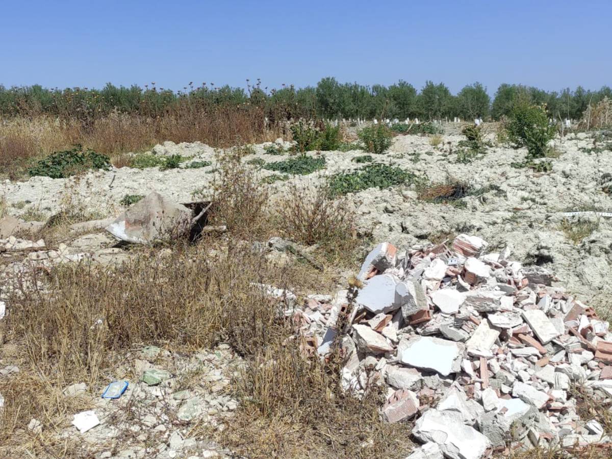 Restos de obra, en un tramo de la Cañada Real Ancha.