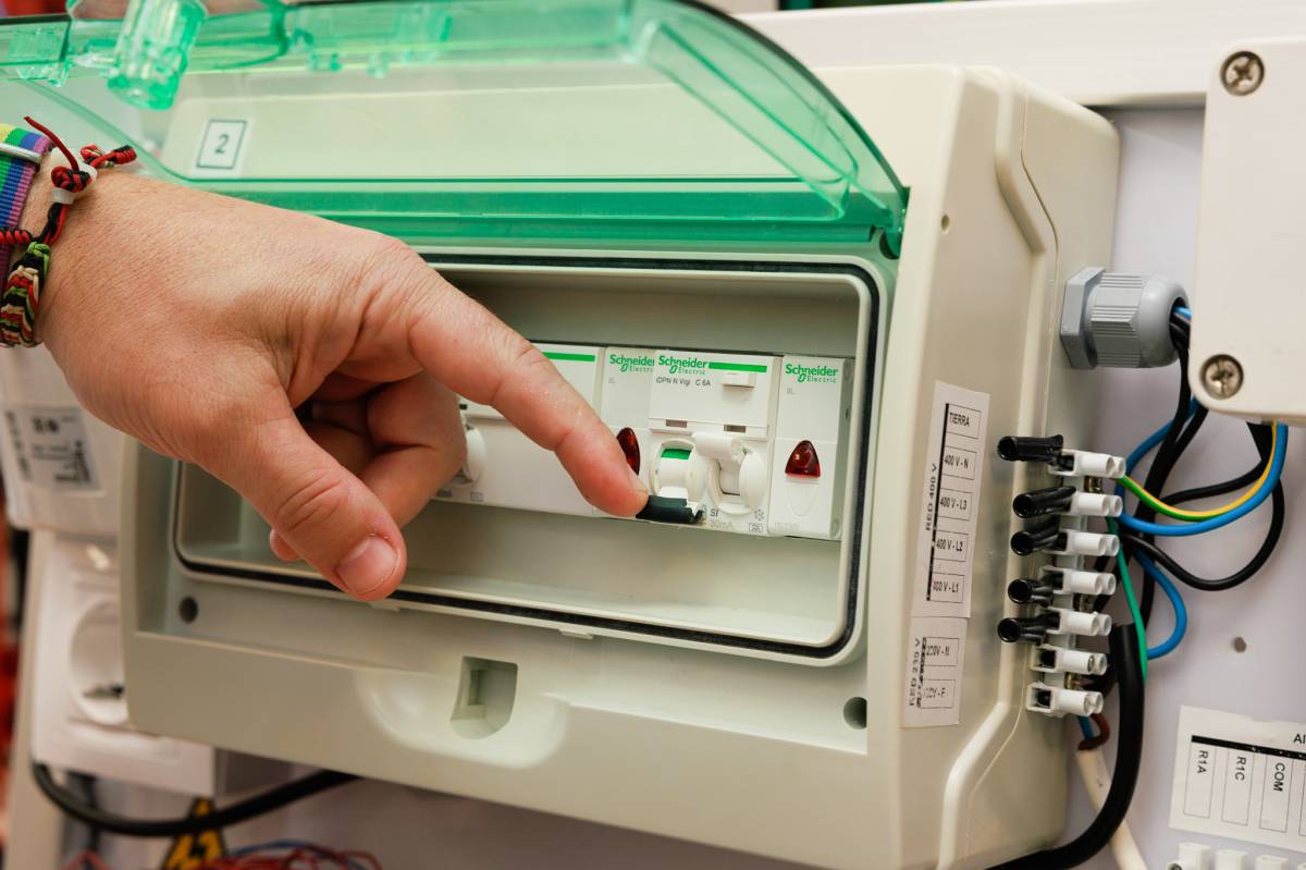 Precio de la luz hoy, jueves 13 de agosto: importantes diferencias en el coste de poner los electrodomésticos a una u otra hora