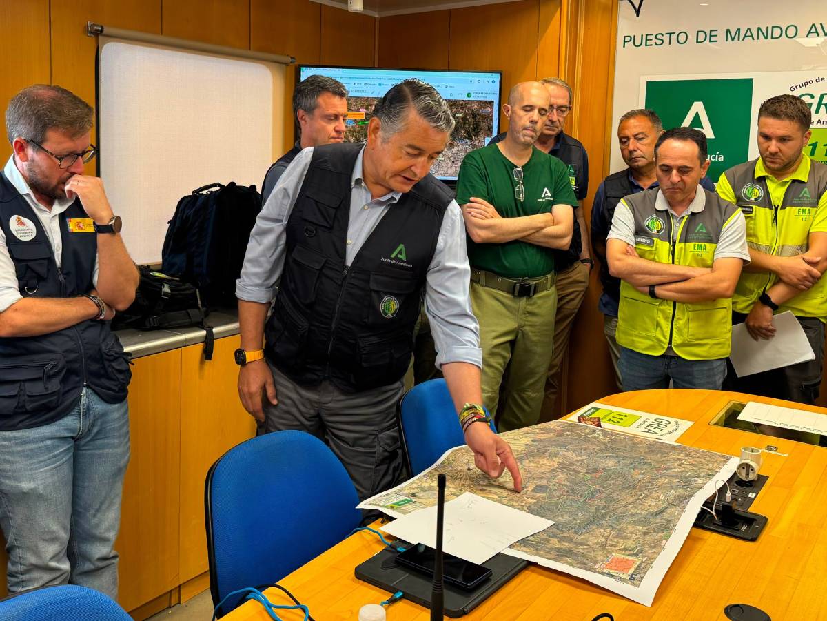 El incendio de Niebla quema ya 28.000 hectáreas y entra en la provincia de Sevilla: la ONG del chef José Andrés acude para ayudar a los afectados