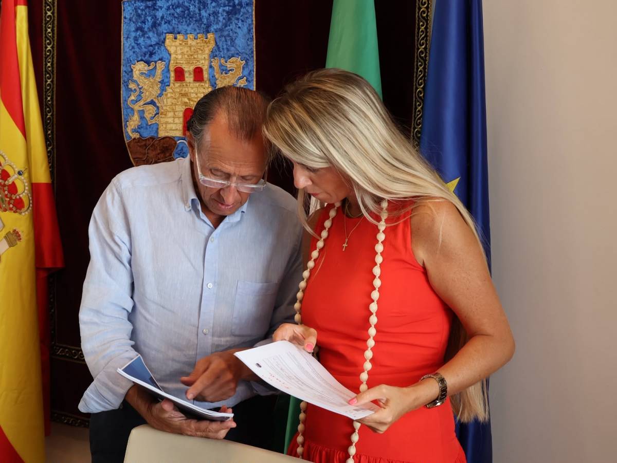 El alcalde junto a una de sus delegada repasando los datos estadísticos de Chiclana este verano. - El alcalde junto a una de sus delegada repasando los datos estadísticos de Chiclana este verano.