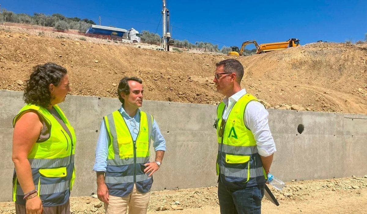 El nuevo consejero andaluz de Fomento, en la Sierra de Cádiz por una de las carreteras que sufrió más daños el pasado invierno