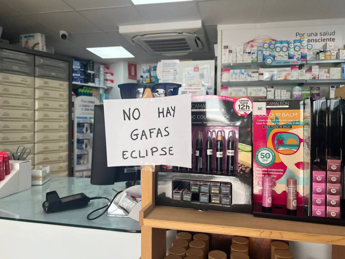 Sin gafas en una farmacia en Valdelagrana.