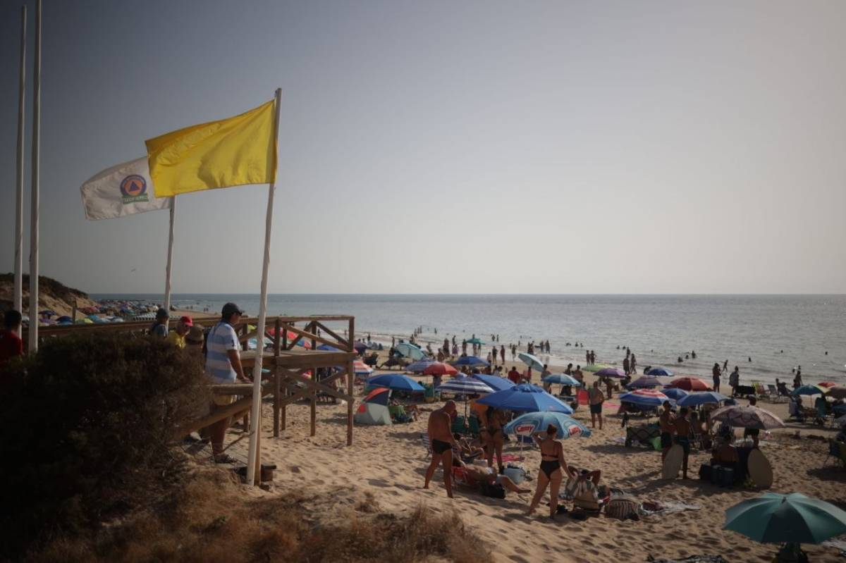 Precaución pero tranquilidad en las primeras horas del episodio de corrientes de resaca en Cádiz, que coincide con el eclipse