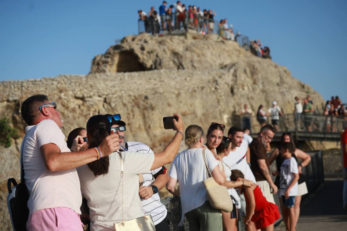 Galería de fotos | Así se ha vivido el eclipse desde el Castillo de Medina Sidonia, uno de los rincones con mejores vistas de Cádiz