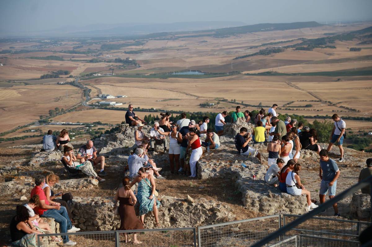 Galería de fotos | Así se ha vivido el eclipse desde el Castillo de Medina Sidonia, uno de los rincones con mejores vistas de Cádiz