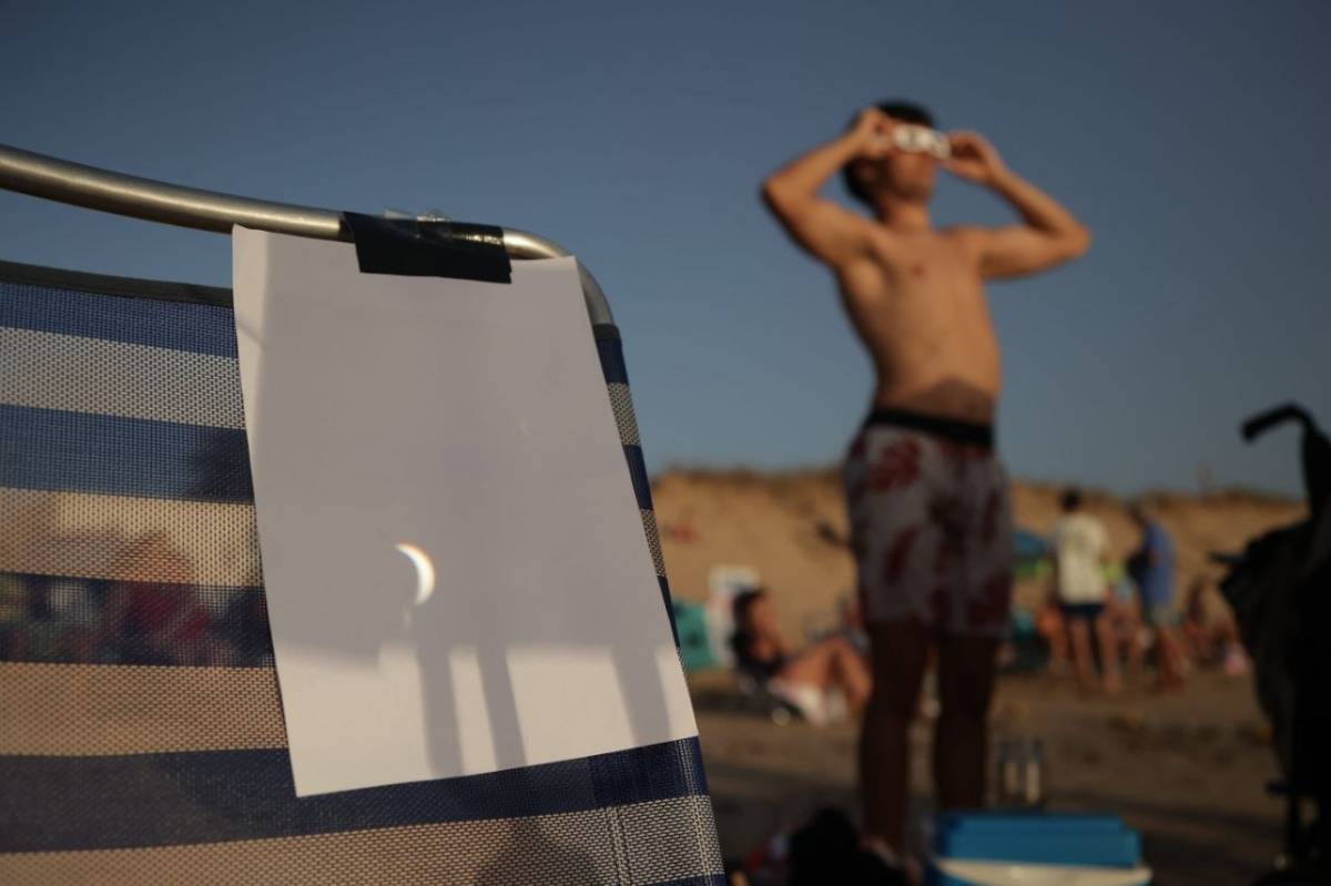 Galería de fotos | Así se ha vivido el eclipse desde la playa de Punta Candor, el día de verano más especial