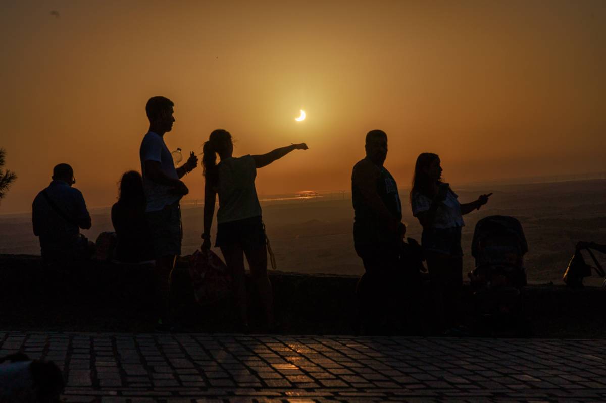 Galería de fotos | Así se ha vivido el eclipse desde el Castillo de Medina Sidonia, uno de los rincones con mejores vistas de Cádiz