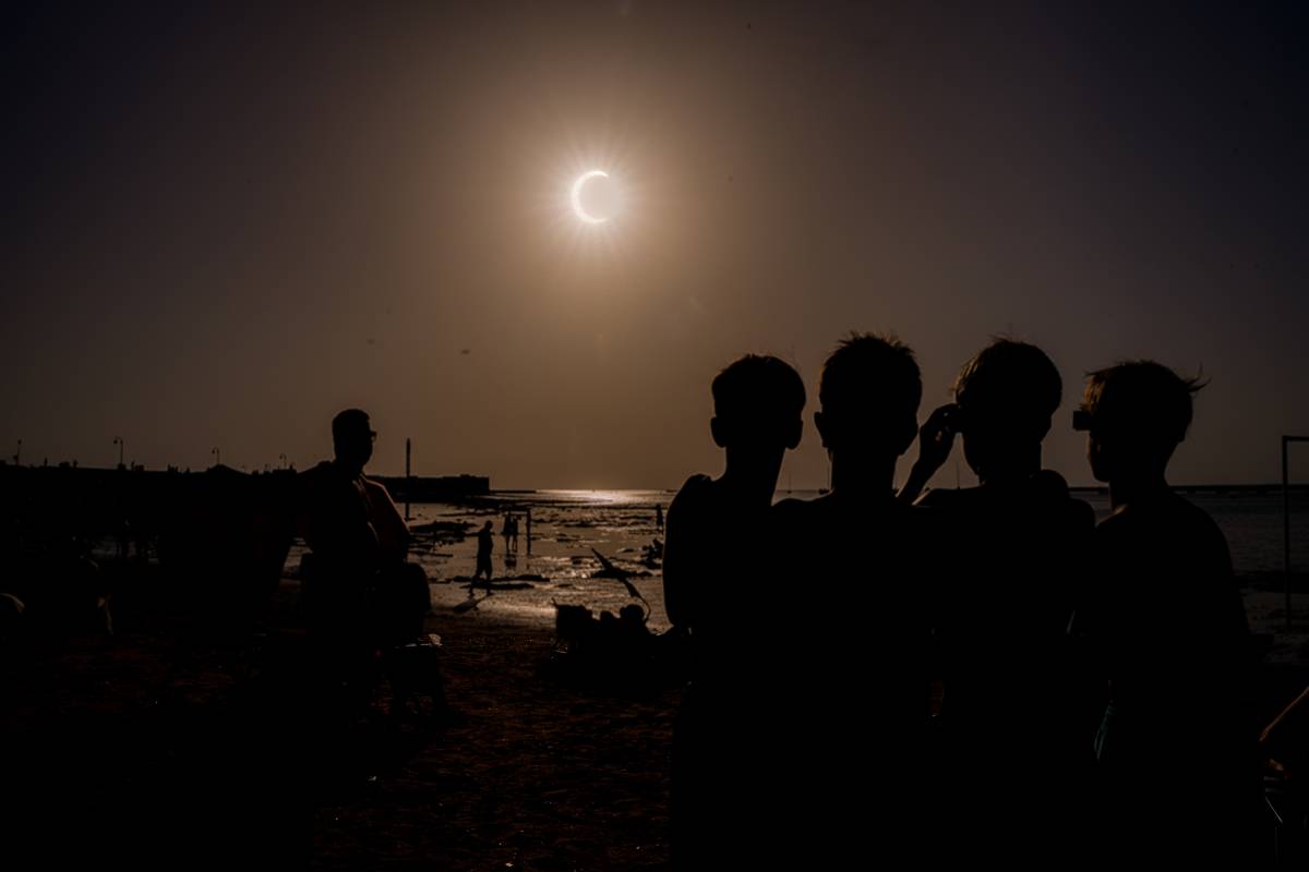 Galería de fotos | El eclipse solar, una doble puesta de sol en La Caleta de Cádiz