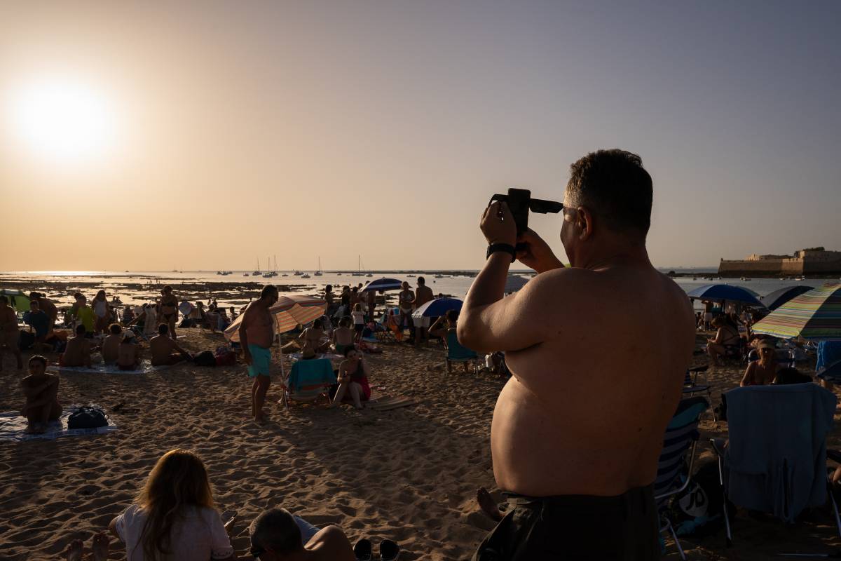 La Caleta de Cádiz se convierte en un mirador para contemplar el eclipse solar sobre la Bahía.