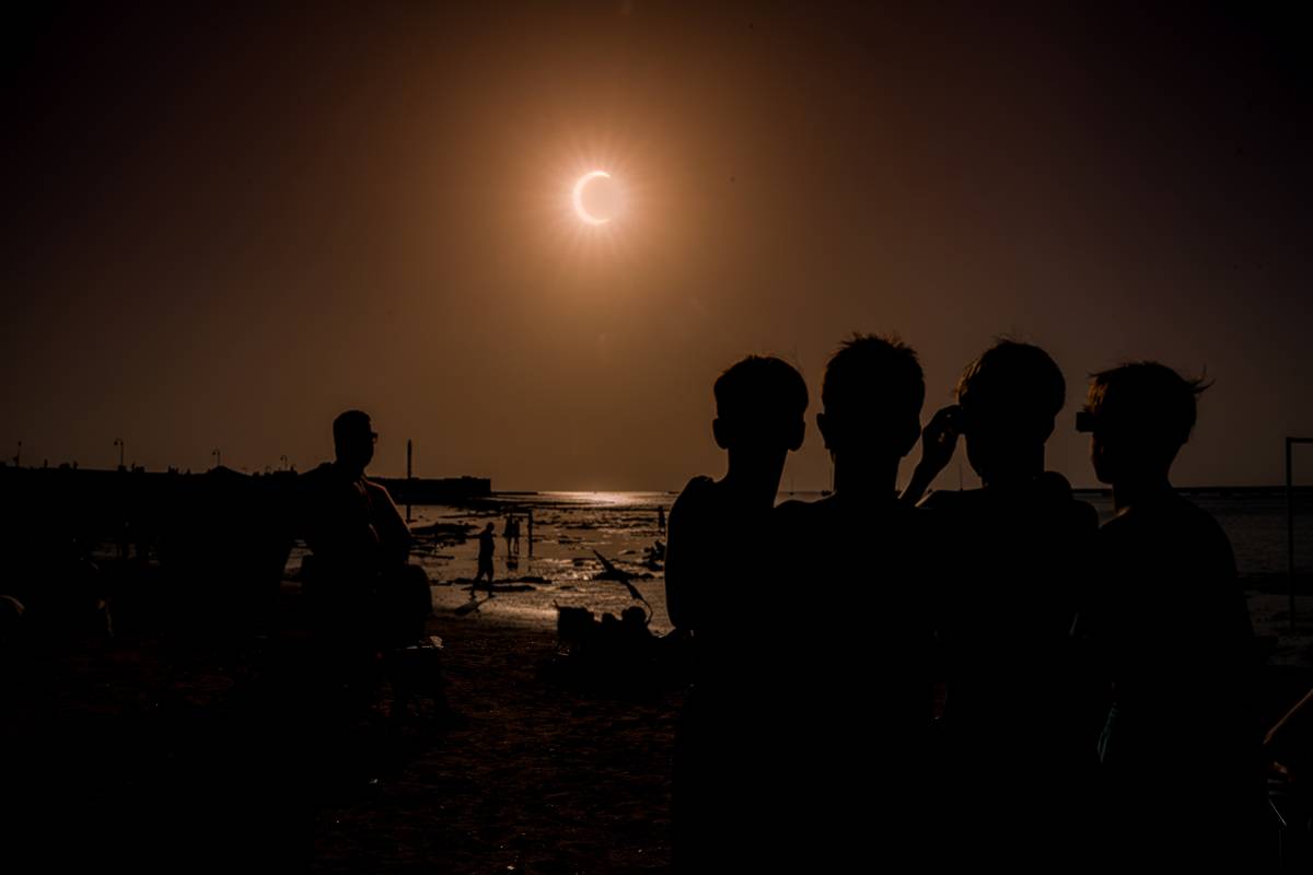 Galería de fotos | El eclipse solar, una doble puesta de sol en La Caleta de Cádiz