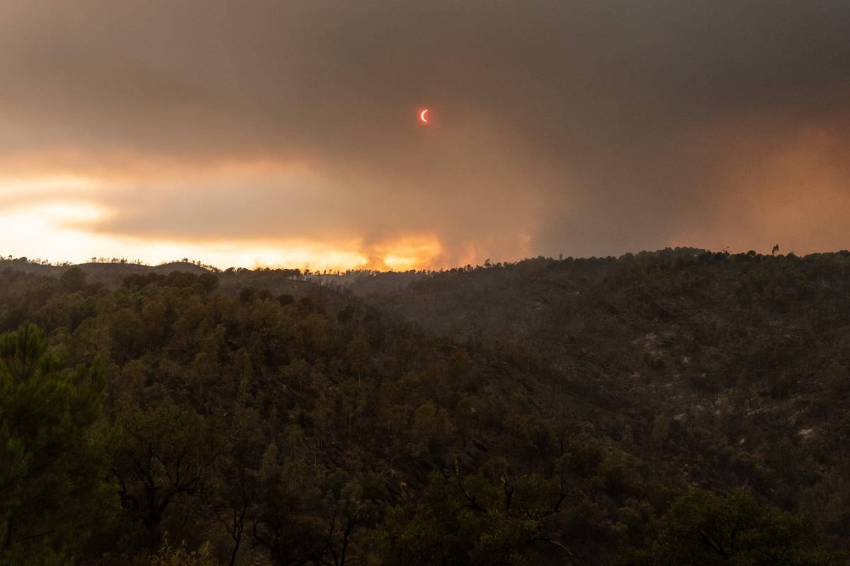 El macroincendio de Niebla no da tregua una semana después