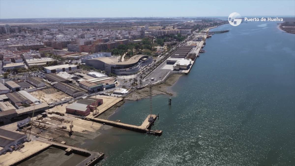 Muere un trabajador tras caer de espaldas al agua desde una plataforma en el muelle de Levante de la Ría de Huelva