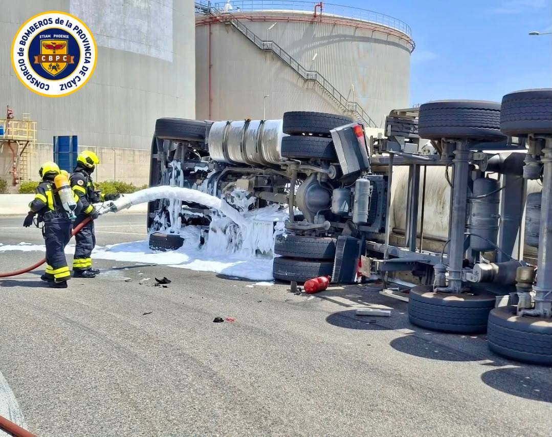 Actuación de valor de los bomberos tras volcar un camión con CO2 e iniciarse una fuga de gasoil en el Puerto de Algeciras