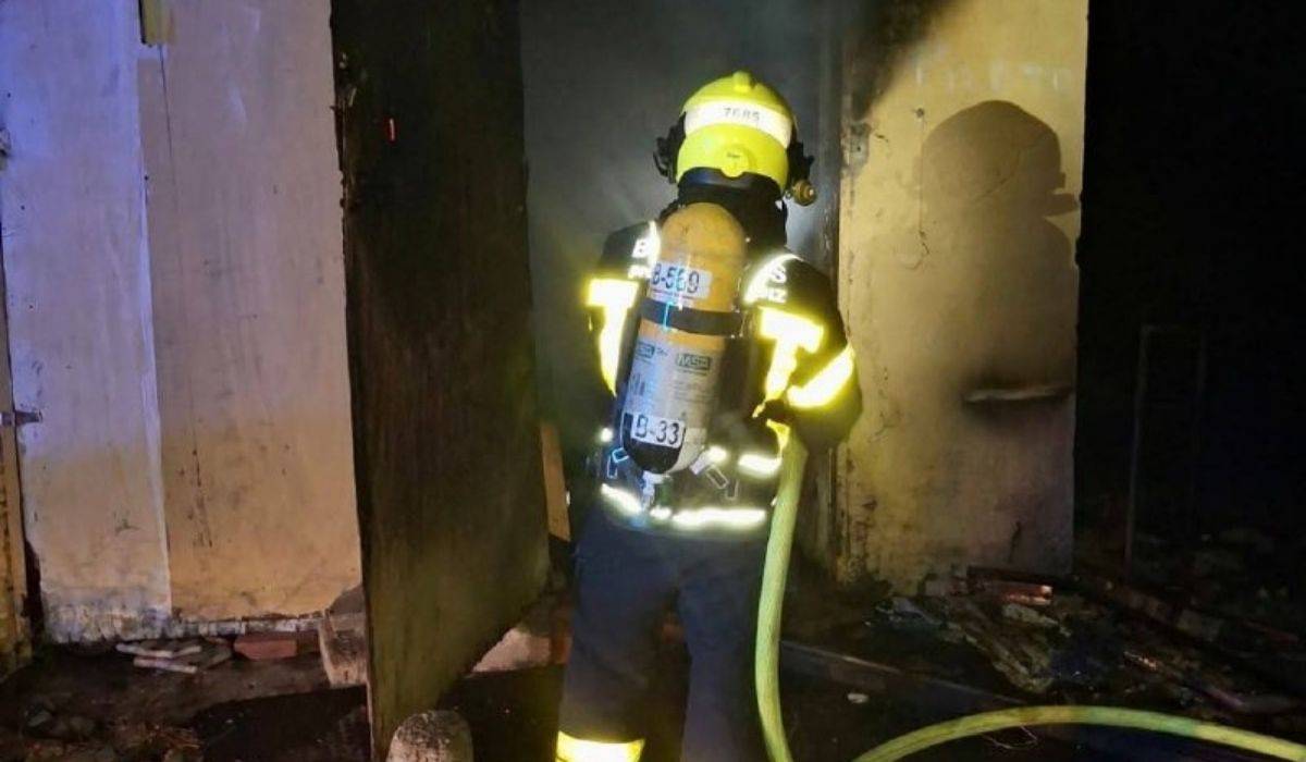 Susto tras arder el cobertizo de una casa en Chipiona: bomberos evitan que llegue a zona de pasto y a la vivienda