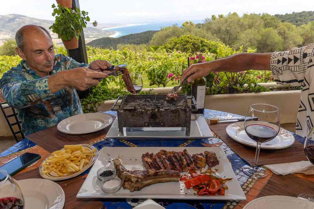 El Tesoro, carnes vascas y carpaccio de tomate a 400 metros de altura: vistas al Estrecho y sobremesas sin reloj entre Bolonia y Punta Paloma