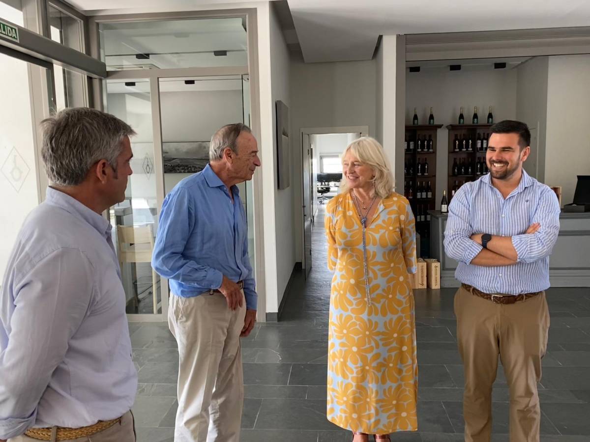 La delegada del Gobierno de la Junta en Cádiz visita Entrechuelos, el sueño de Miguel Domecq en Torrecera