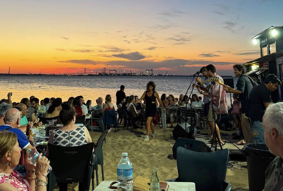 El Titi-Bartolo, el chiringuito único de la Bahía de Cádiz donde comer pescaíto con los pies en el agua... y ahora también con música en vivo