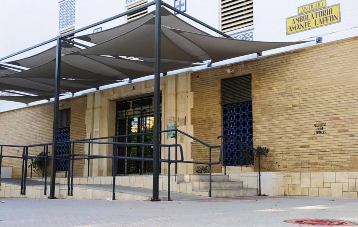 Una paciente esparce sus heces sobre la mesa de un médico en un centro de salud de Sevilla