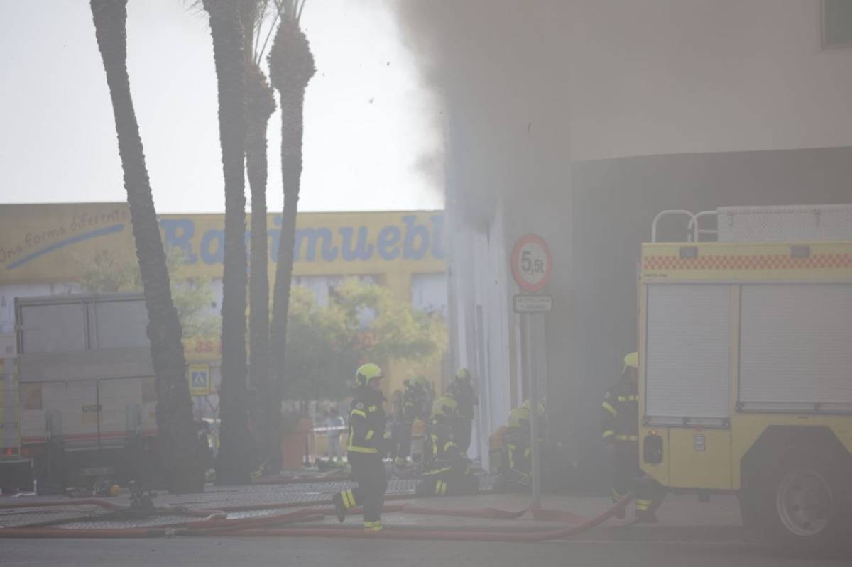 Fuego en el polígono de la carretera de Sanlúcar de Jerez.