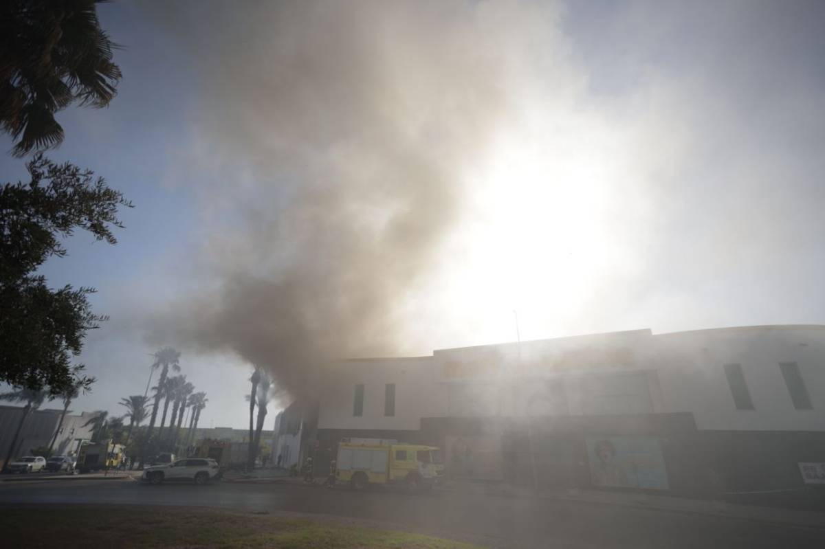 Fuego en el polígono de la carretera de Sanlúcar de Jerez.