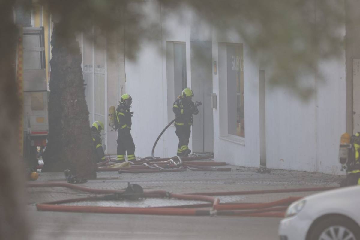 Fuego en el polígono de la carretera de Sanlúcar de Jerez.
