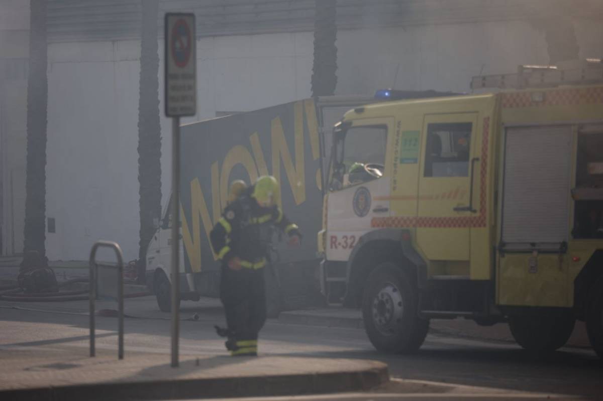 Fuego en el polígono de la carretera de Sanlúcar de Jerez.