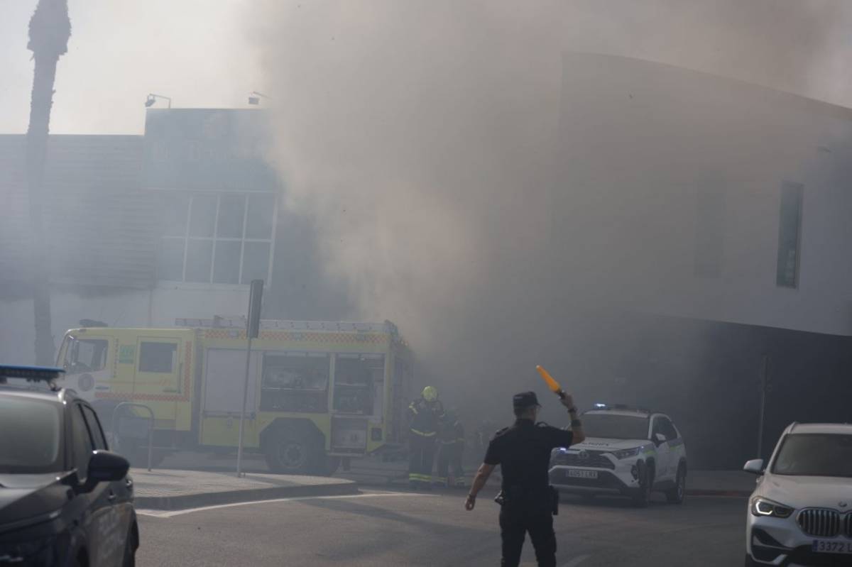 Fuerte incendio con gran columna de humo en Jerez, en el polígono de la carretera de Sanlúcar, junto a Merkamueble: arden motos eléctricas