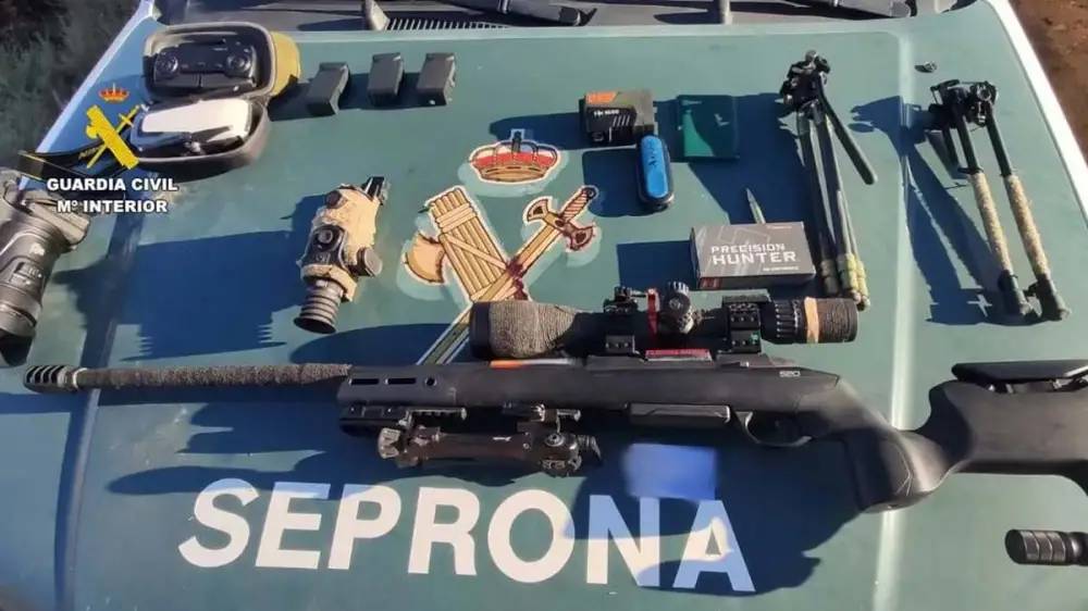 De hurones para cazar jilgueros a un rifle con visor térmico: golpe del Seprona al furtivismo en San José del Valle, Algodonales y Puerto Real