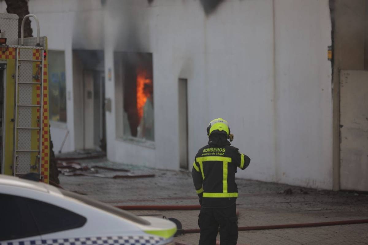 El incendio en el polígono industrial a la entrada de Jerez, en imágenes